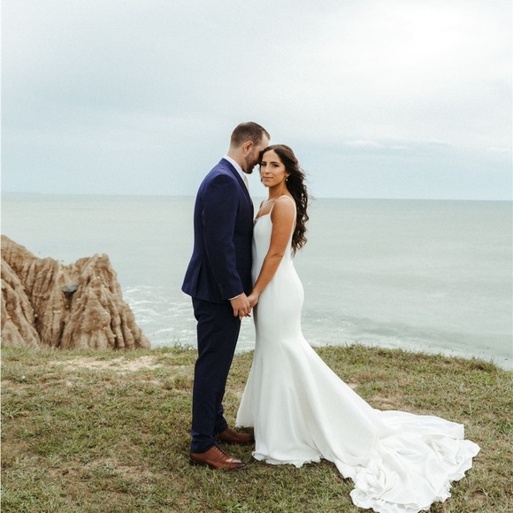 Wedding gown - Picture 2 of 3